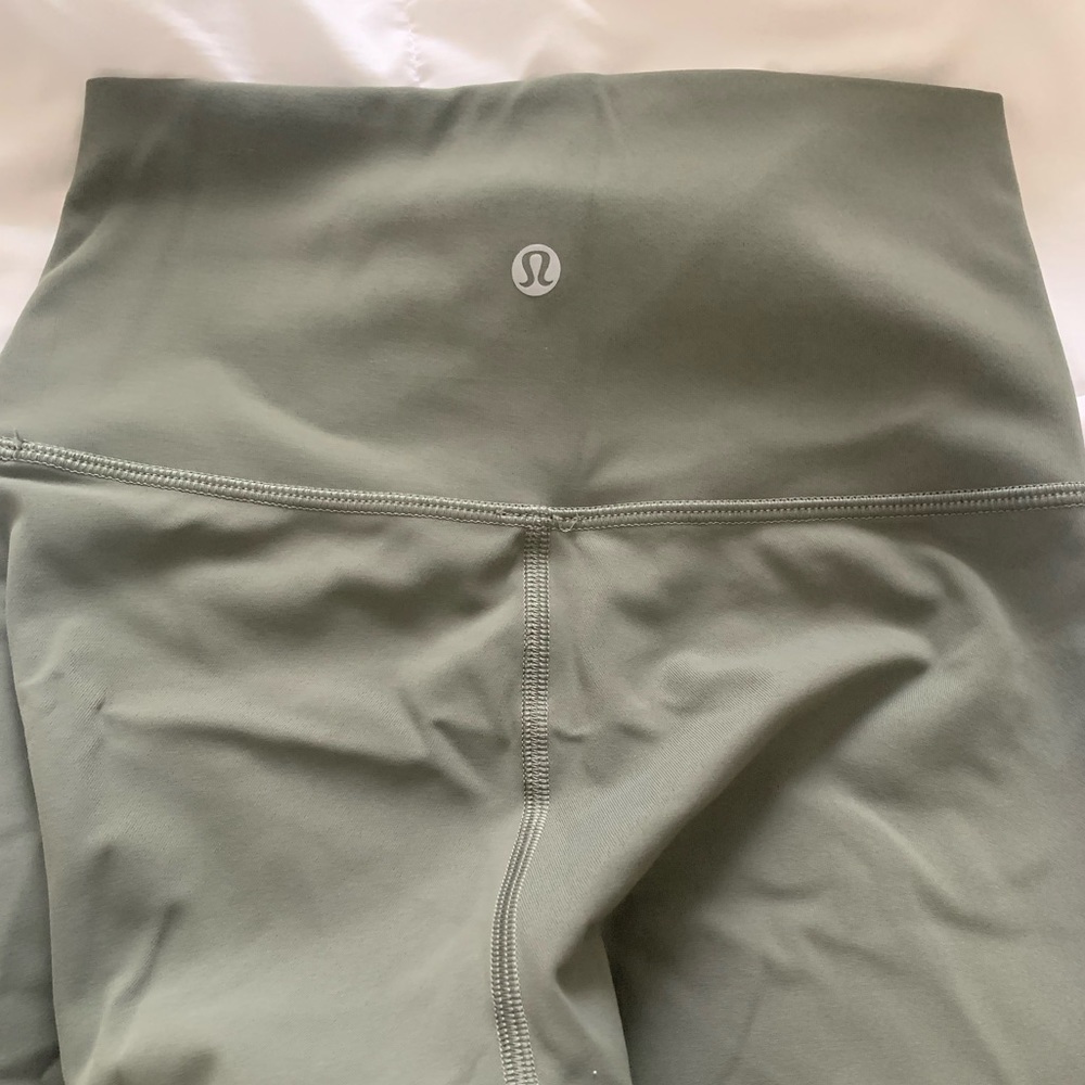 Like new Lululemon Wunder Under High-Rise Tight 25"
Luxtreme
